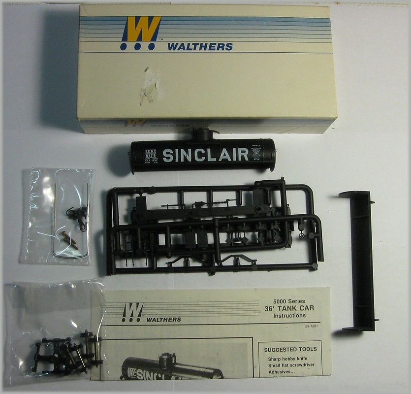 Walthers 932-5004 HO Sinclair 36' Single Dome Tank Car Kit